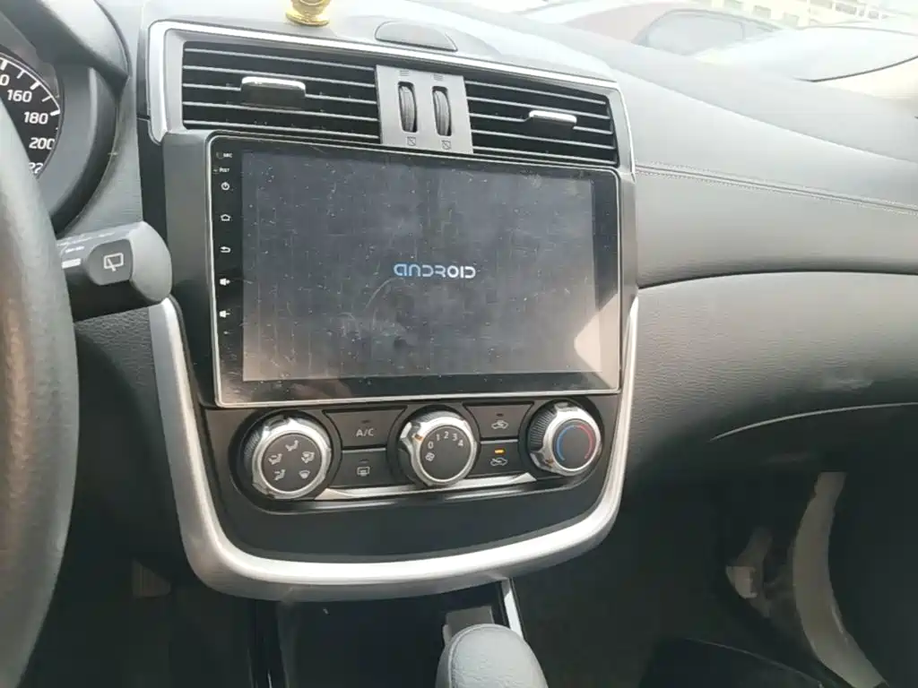 Nissan Tiida — миниатюра 13