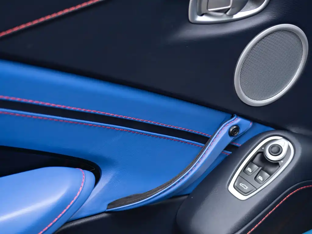Aston Martin V8 Vantage — миниатюра 10