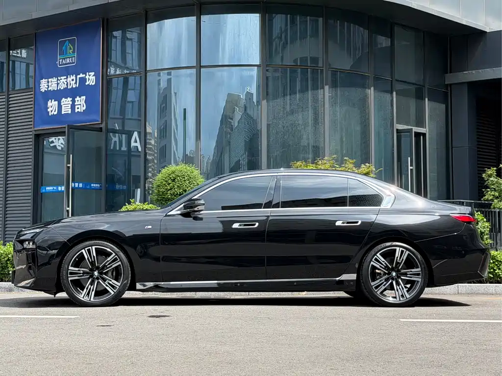 BMW 7 Series — миниатюра 5