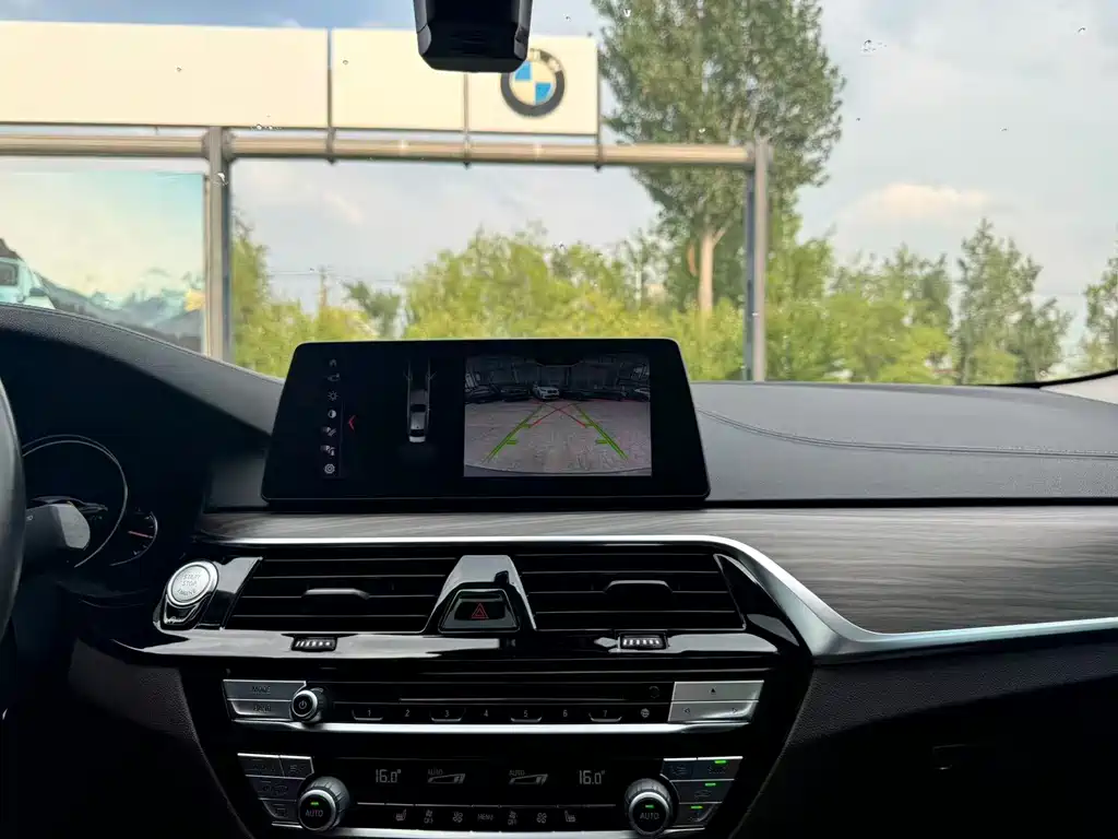 BMW 5 Series — миниатюра 15