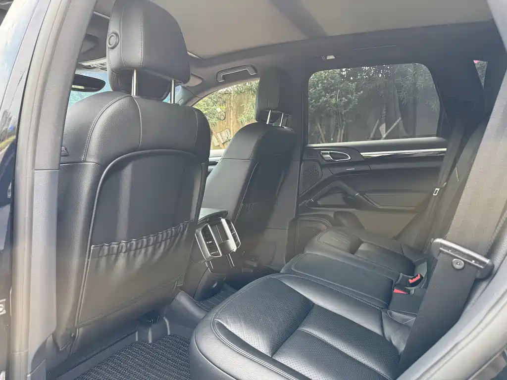 Porsche Cayenne — миниатюра 6