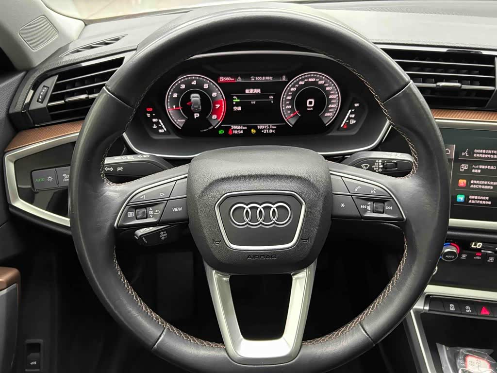 Audi Q3 1.4 л 2022 г. Белый, пробег 29600 км