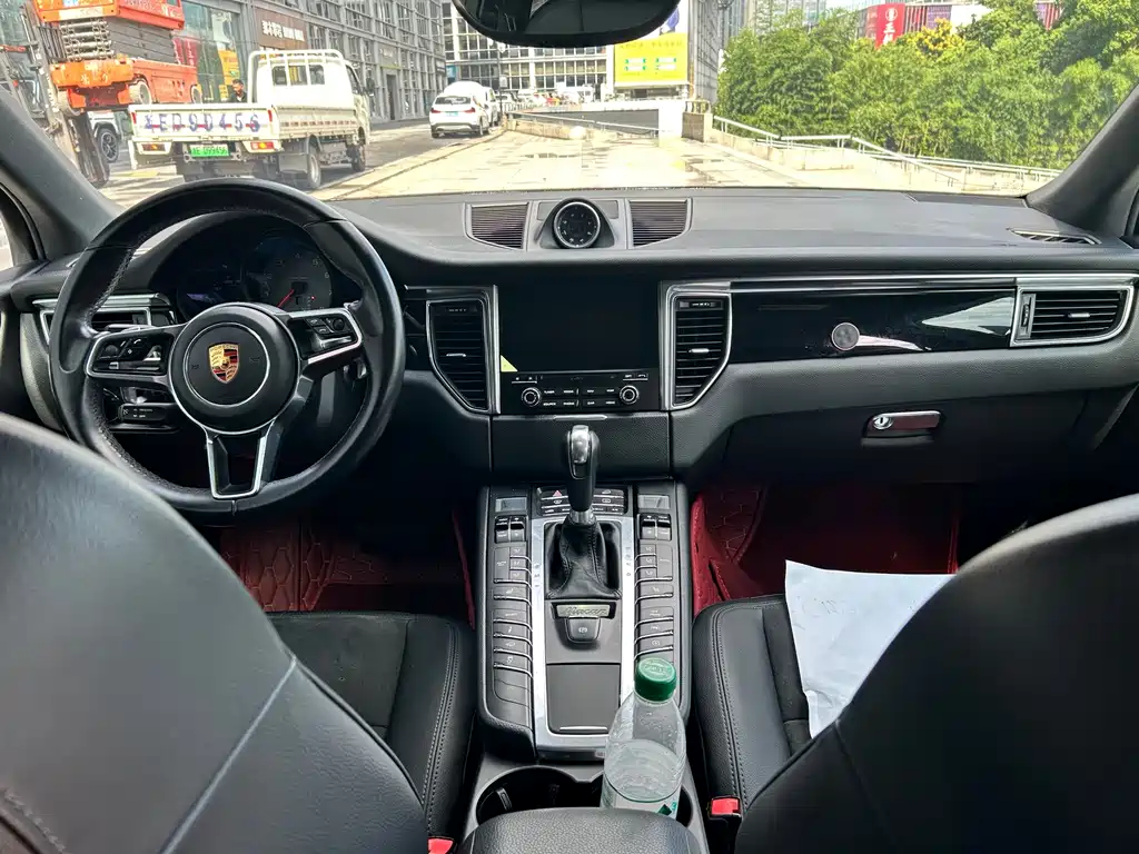 Porsche Macan — миниатюра 13