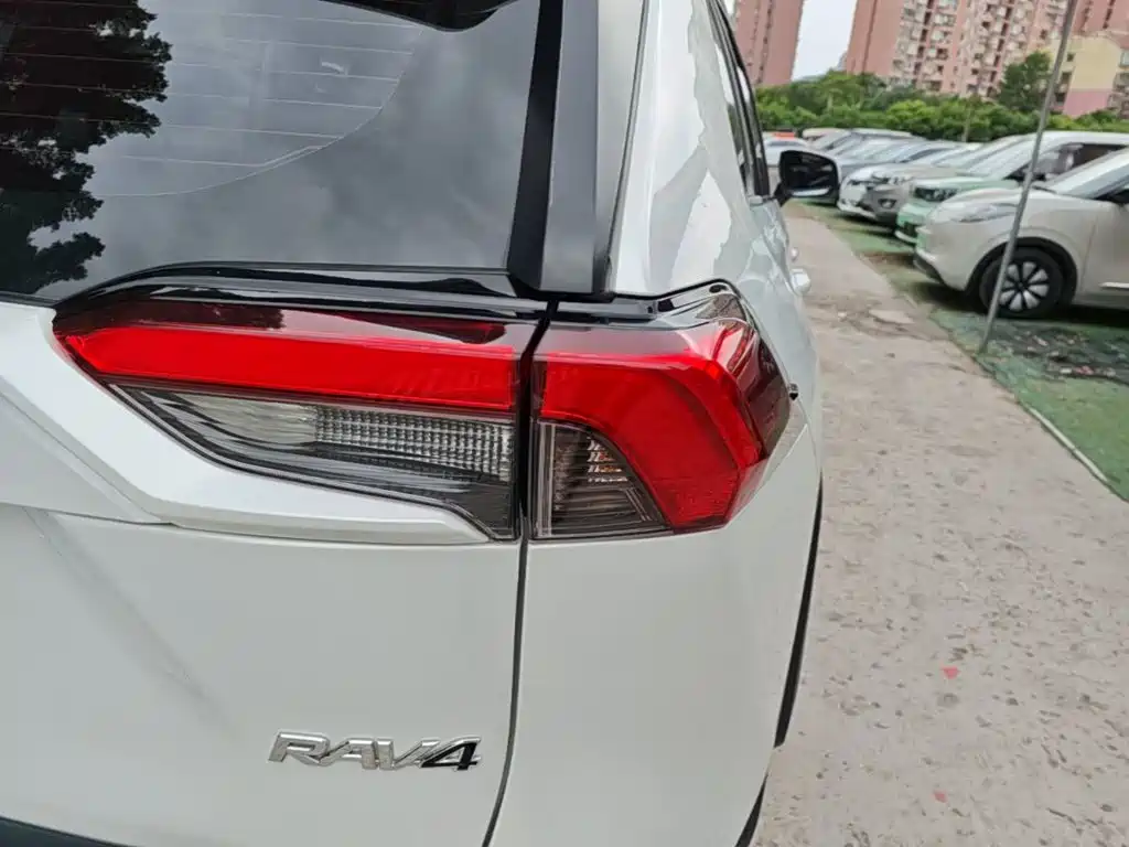 Toyota RAV4 — миниатюра 8