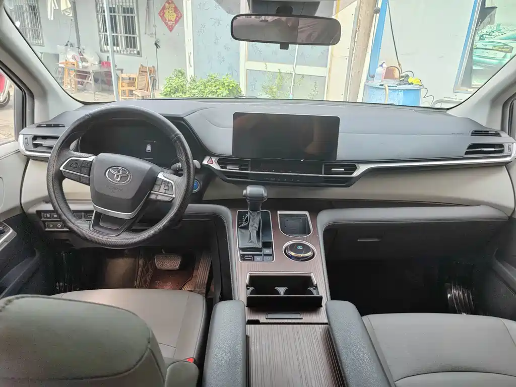 Toyota Granvia — миниатюра 5