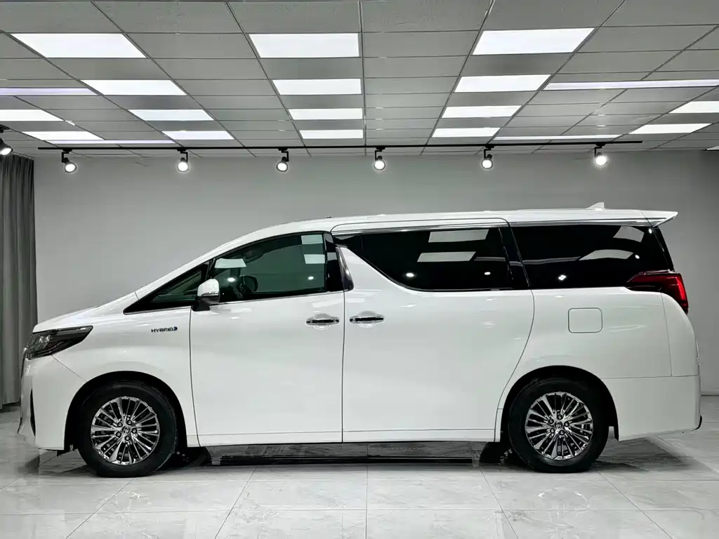 Toyota Alphard — миниатюра 3