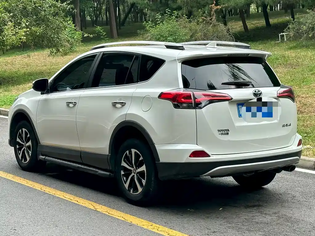 Toyota RAV4 — миниатюра 6