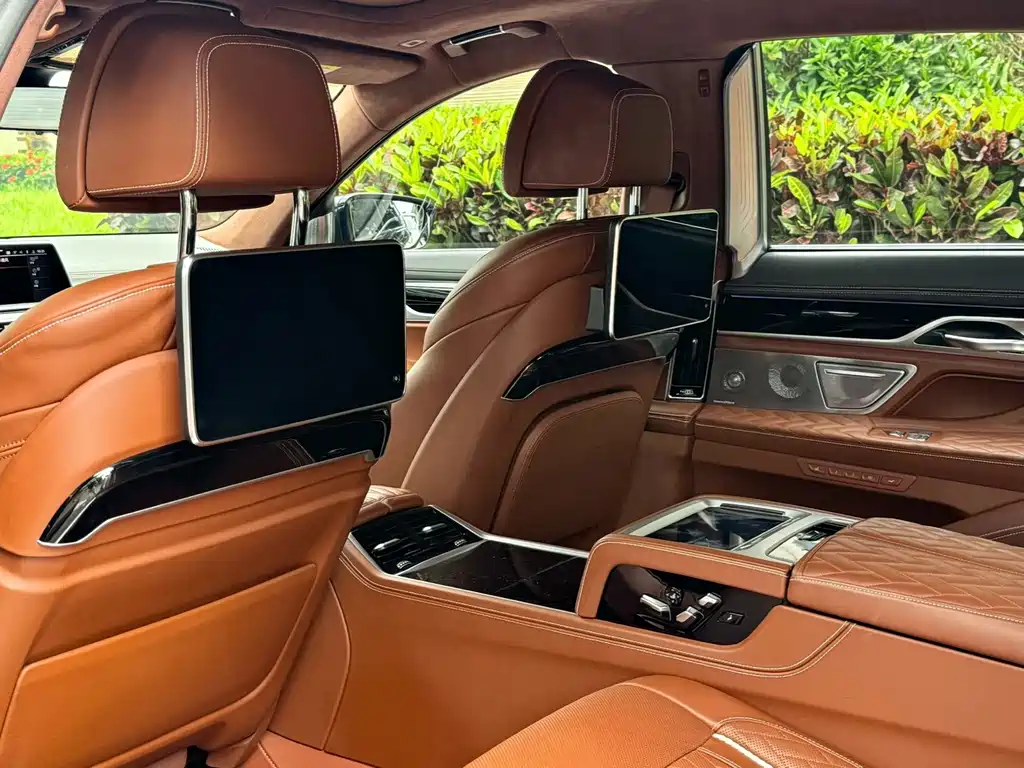 BMW 7 Series — миниатюра 9