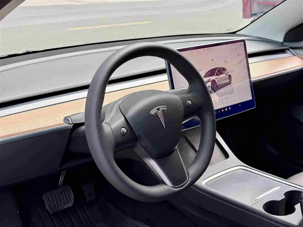 Tesla Model 3 — миниатюра 9