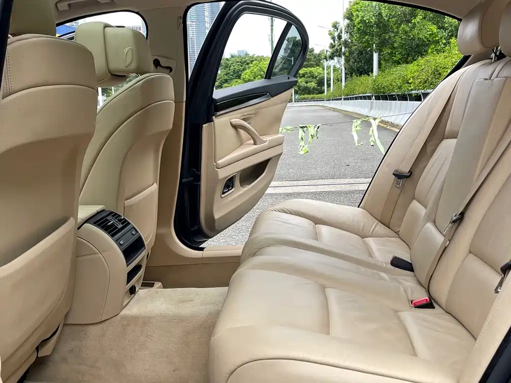 BMW 5 Series — миниатюра 7