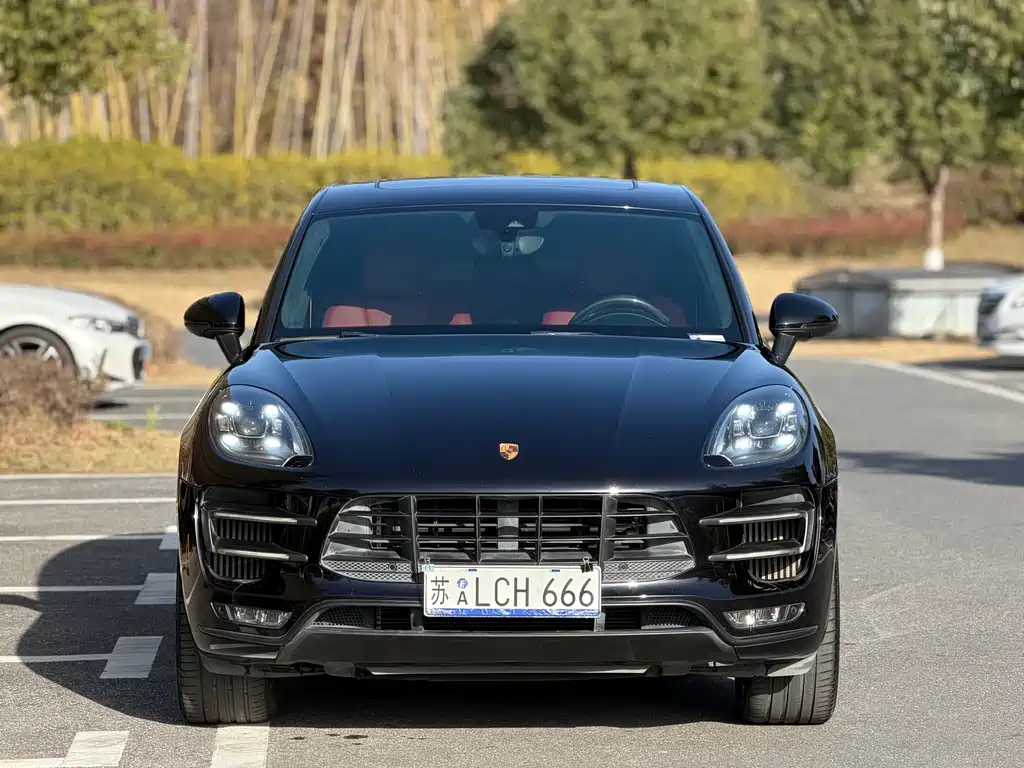 PORSCHE MACAN