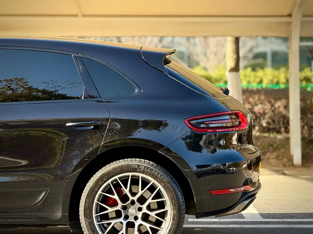 PORSCHE MACAN