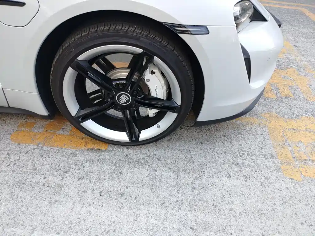 Porsche Taycan — миниатюра 7