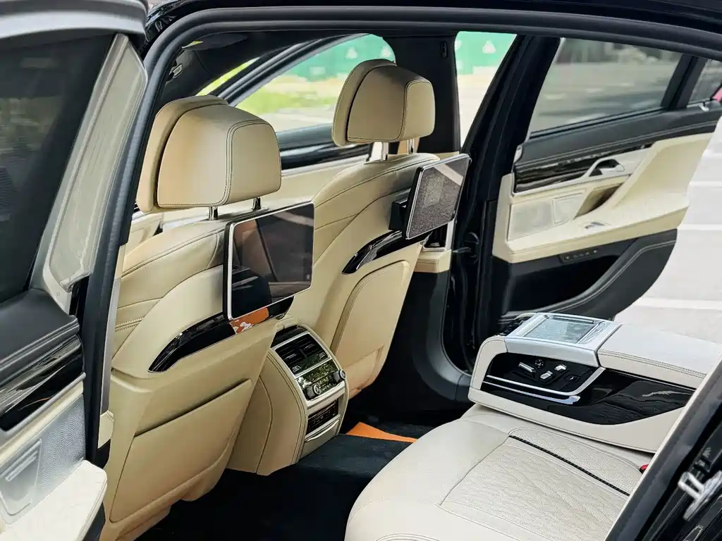 BMW 7 Series — миниатюра 9