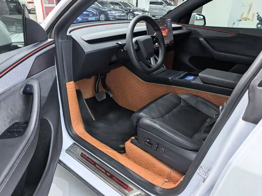 Tesla Model Y L — миниатюра 4