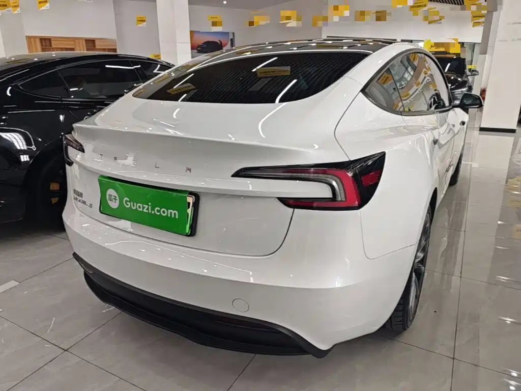 Tesla Model 3 — миниатюра 7