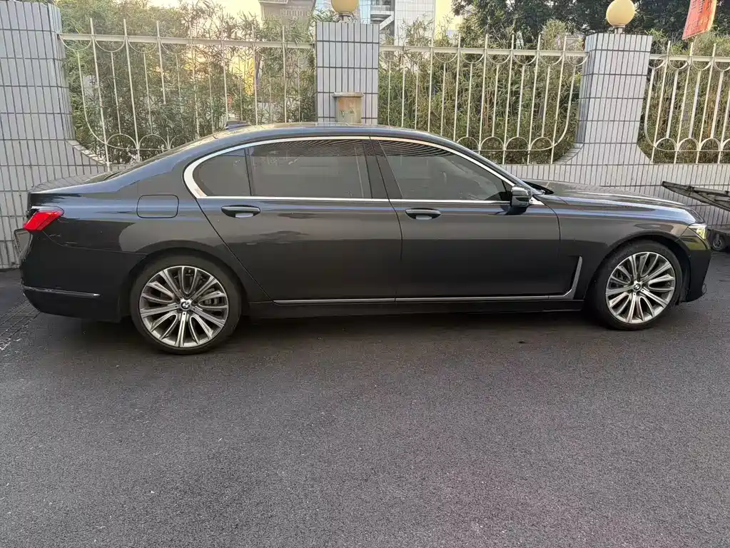 BMW 7 Series — миниатюра 2
