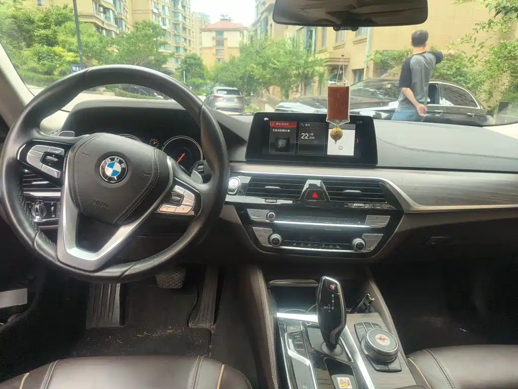 BMW 5 Series — миниатюра 13