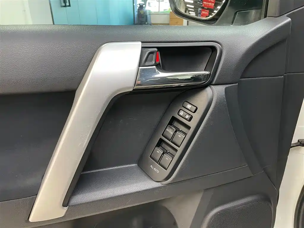 Toyota Land Cruiser Prado 2016 2.7L AT Standard