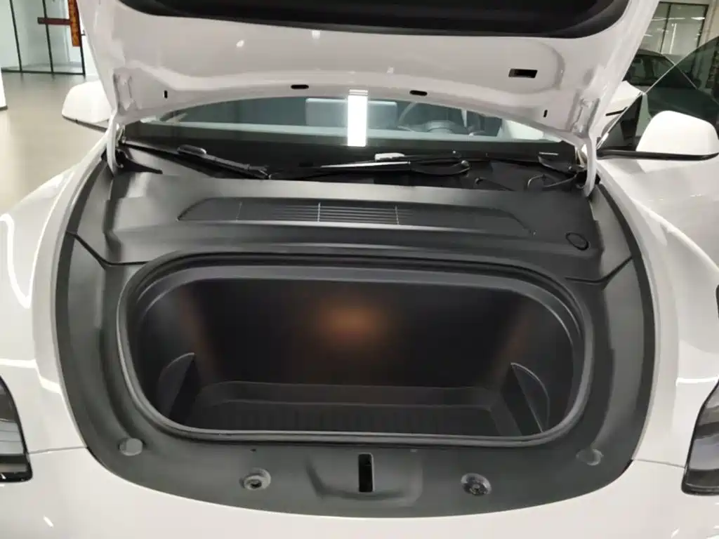 Tesla Model Y — миниатюра 20