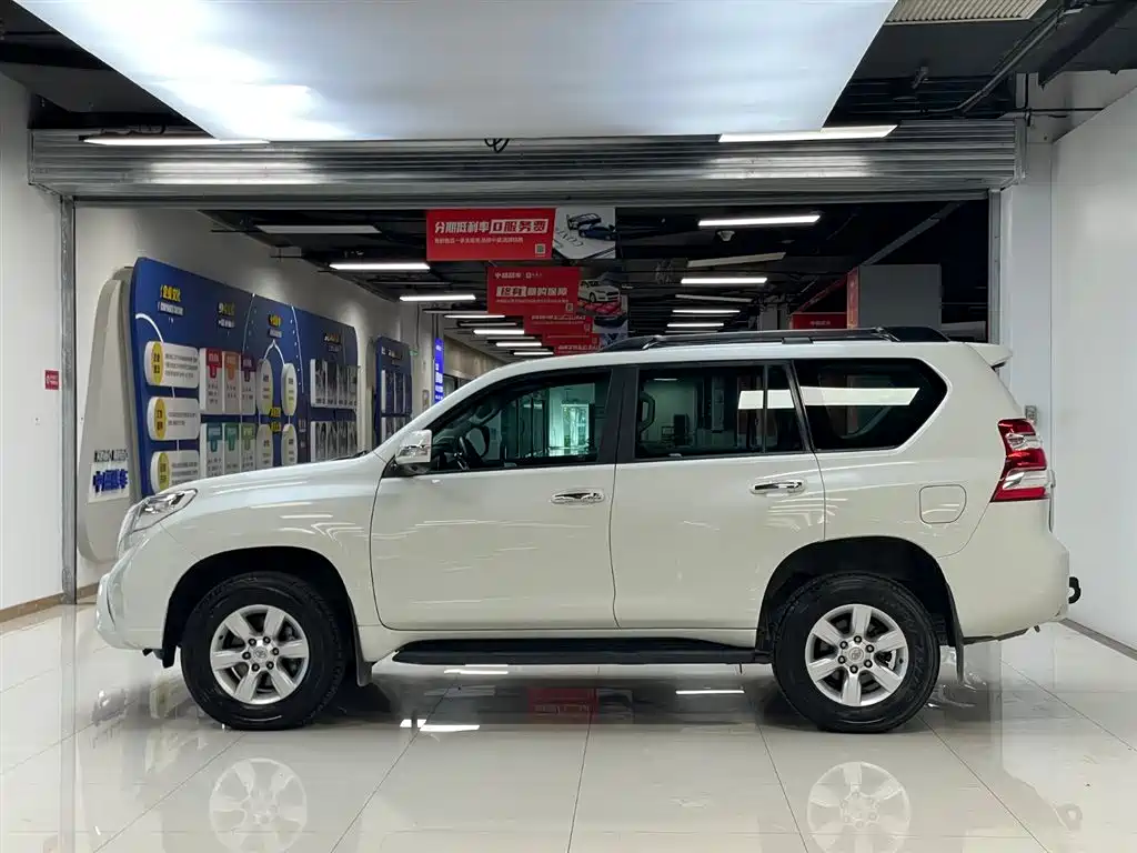 Toyota Land Cruiser Prado 2016 2.7L AT Standard