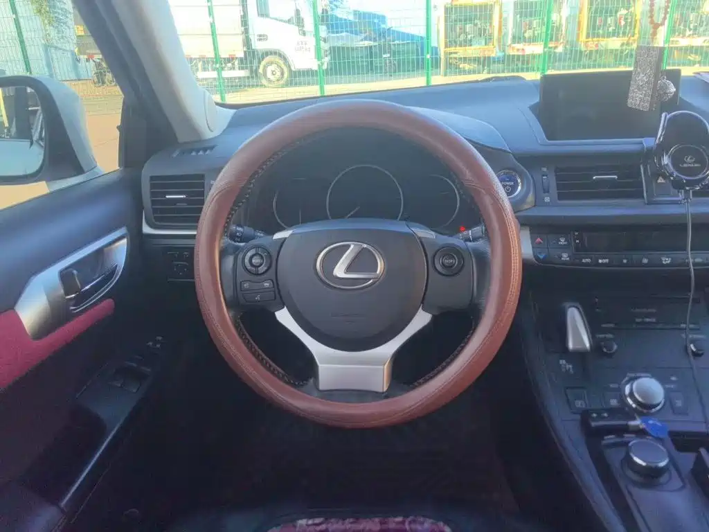 Lexus CT — миниатюра 11
