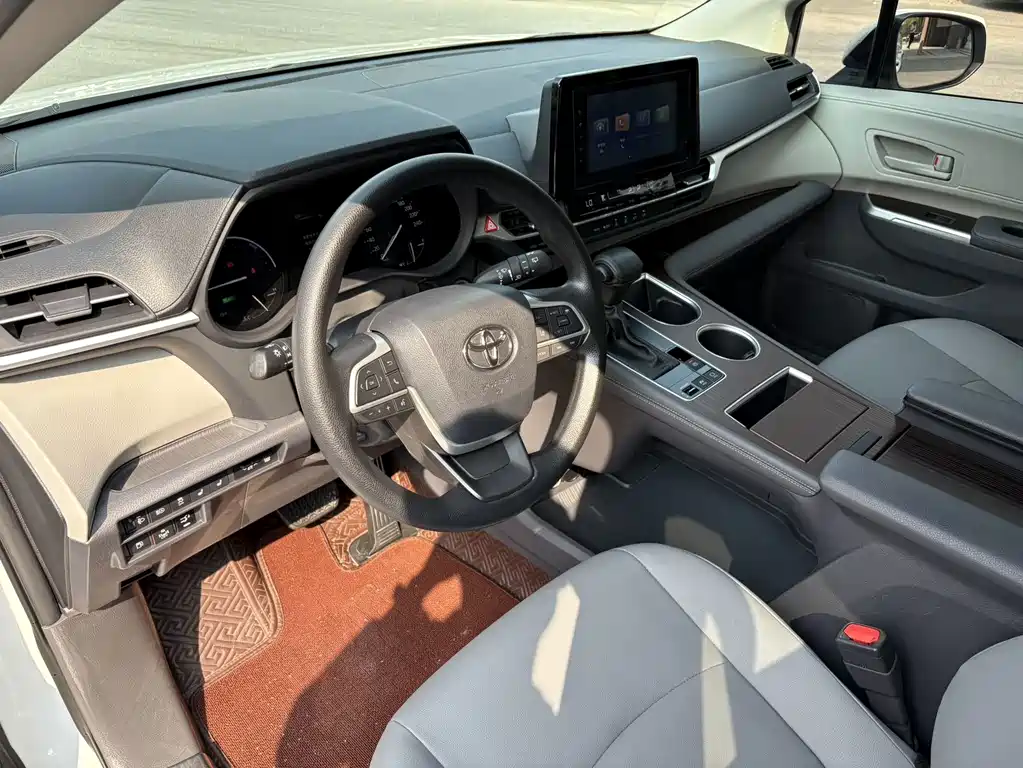 Toyota Granvia — миниатюра 10