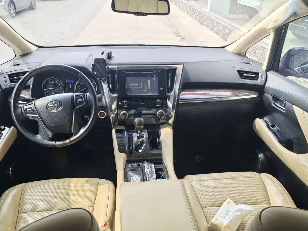 Toyota Alphard — миниатюра 11