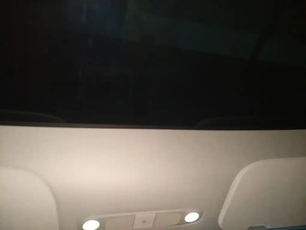 Tesla Model Y — миниатюра 18