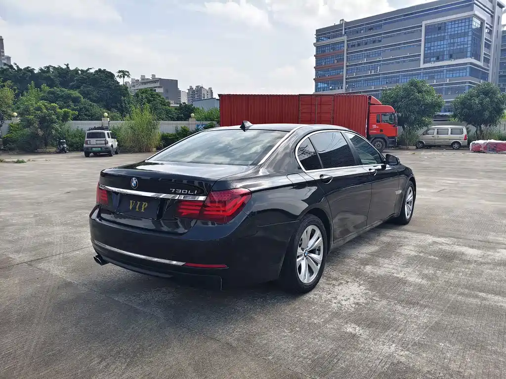 BMW 7 Series — миниатюра 6