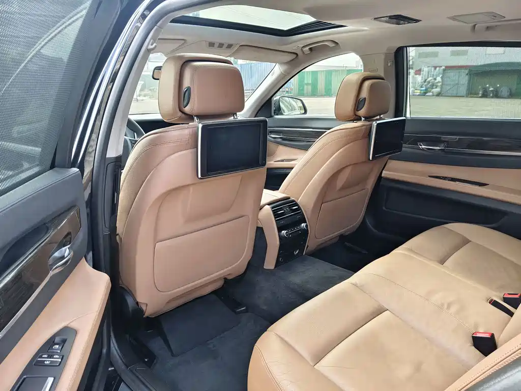 BMW 7 Series — миниатюра 10