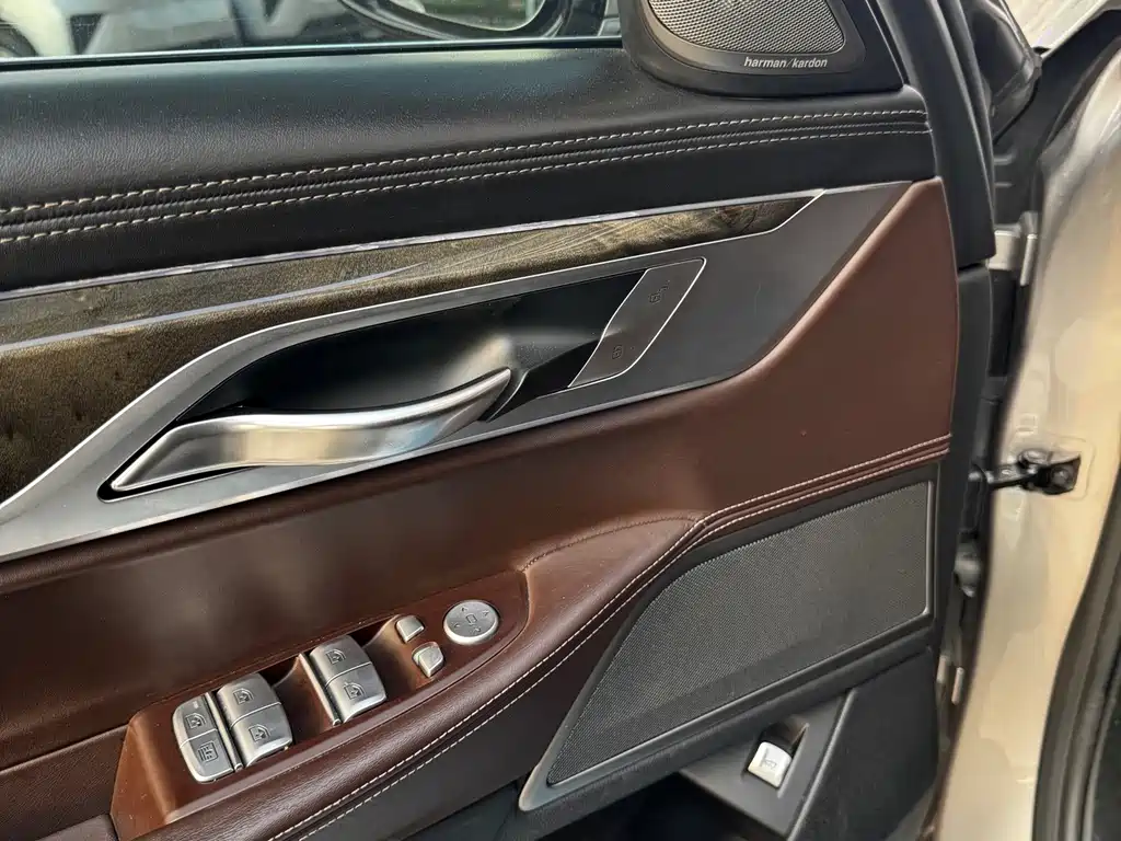 BMW 7 Series — миниатюра 14