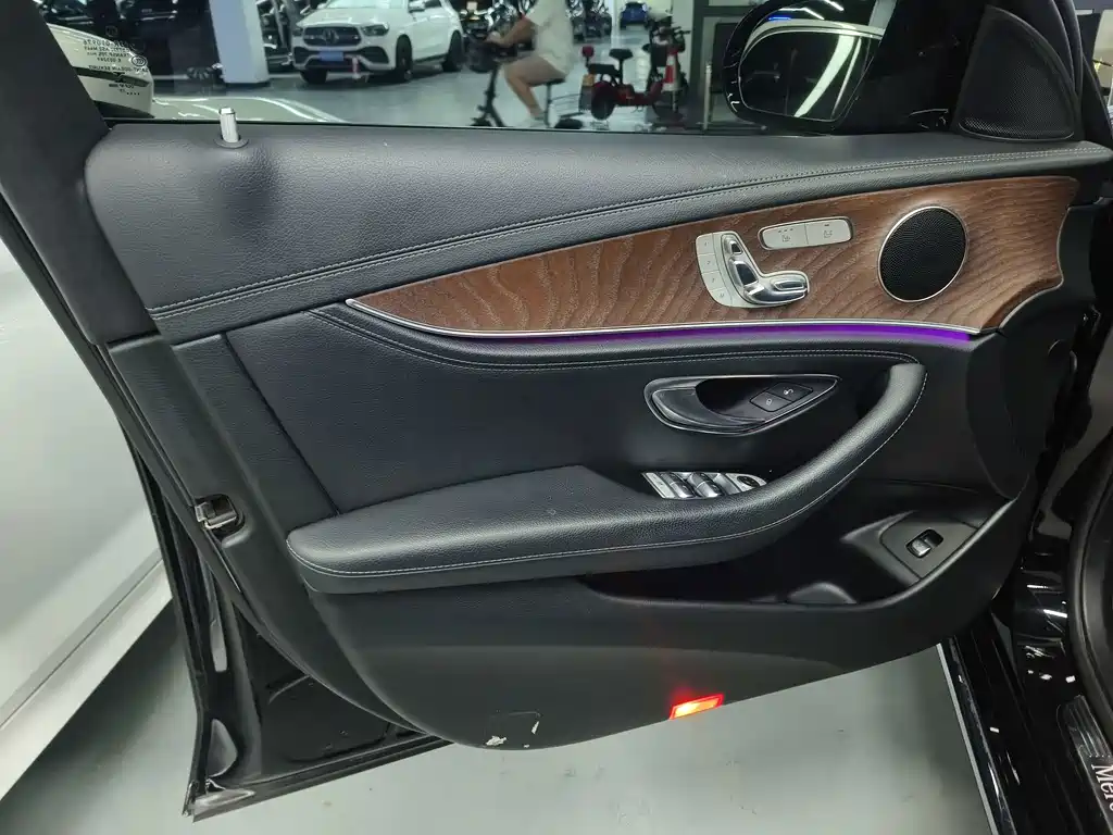 Mercedes-Benz E-Class — миниатюра 5