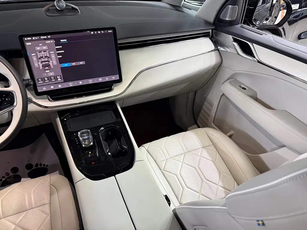 Volvo EM90 — миниатюра 13
