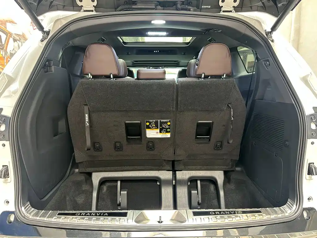 Toyota Granvia — миниатюра 8