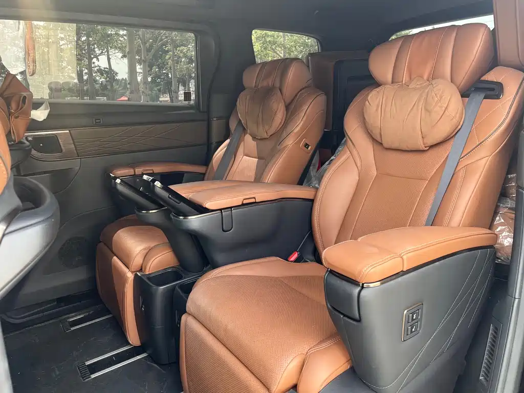 Toyota Alphard — миниатюра 9