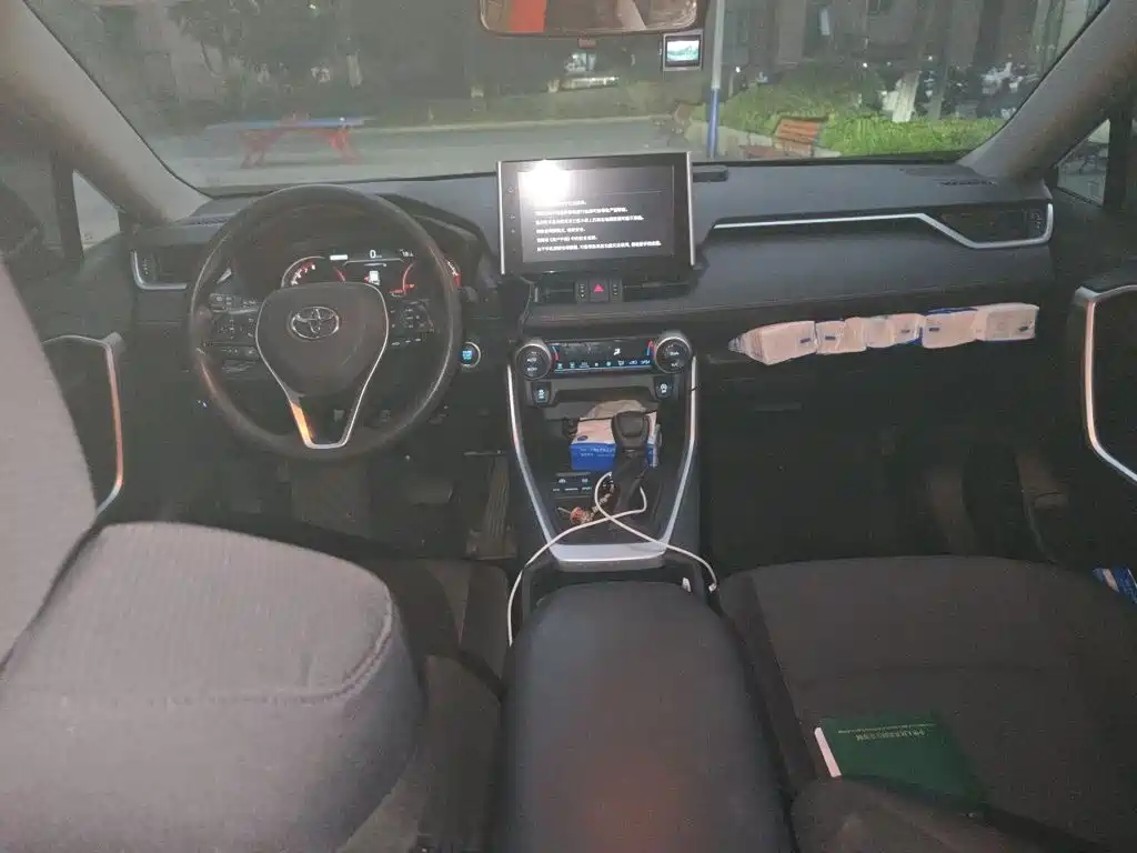 Toyota RAV4 — миниатюра 13