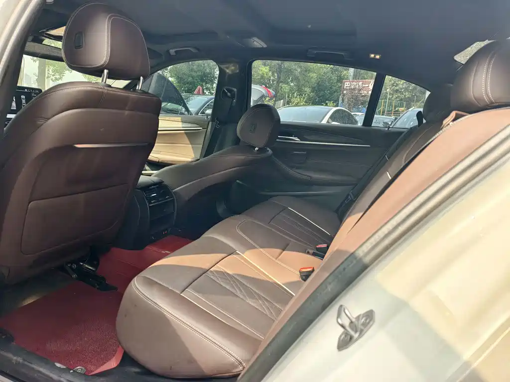 BMW 5 Series — миниатюра 6