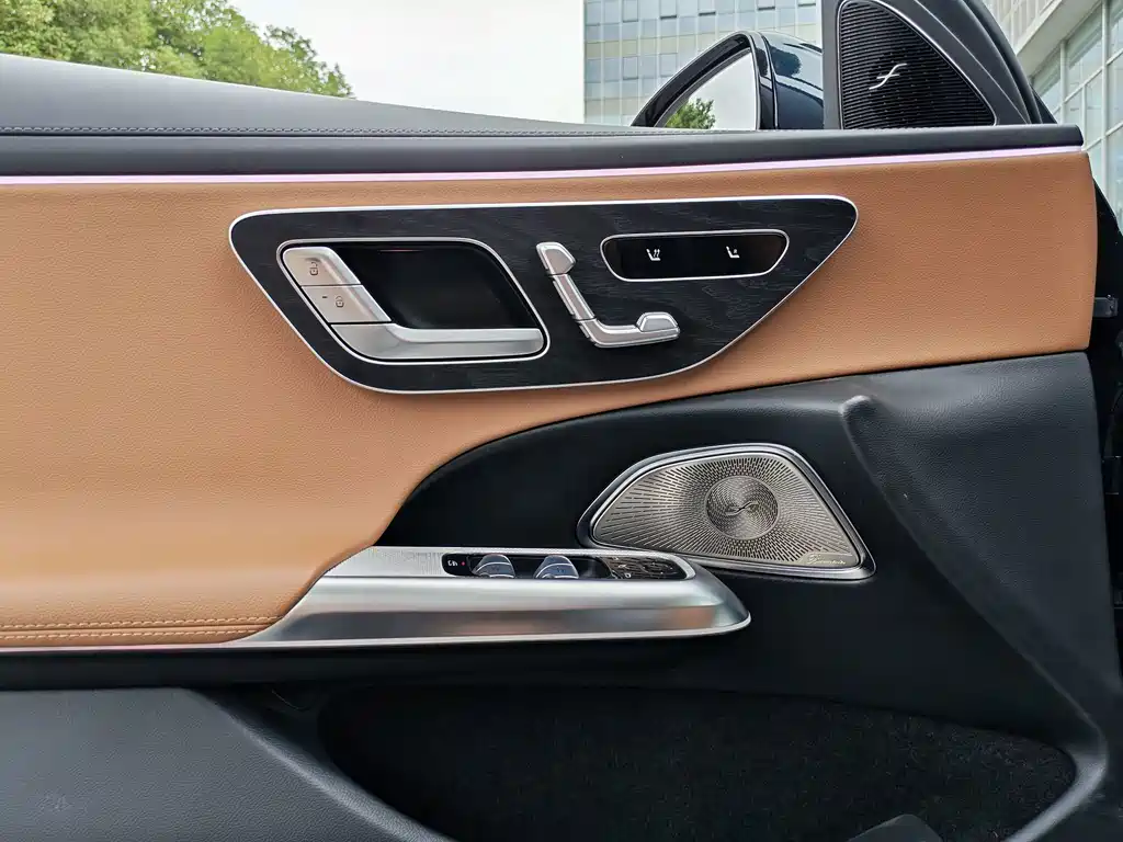 Mercedes-Benz E-Class — миниатюра 7