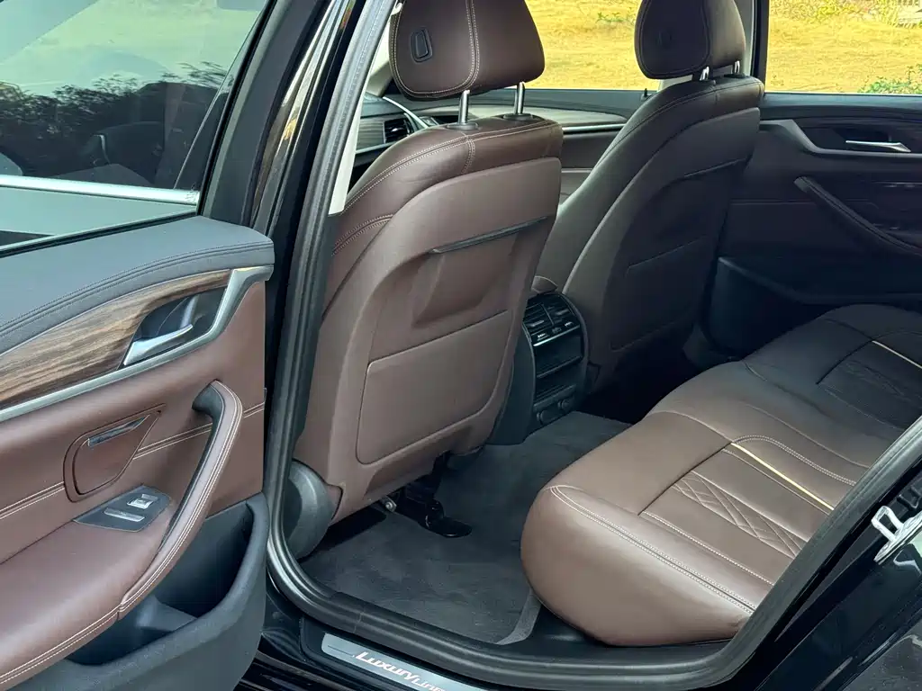 BMW 5 Series — миниатюра 9