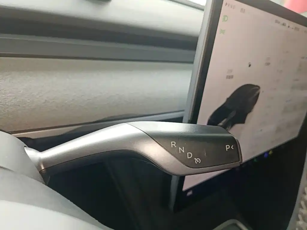 Tesla Model Y — миниатюра 14