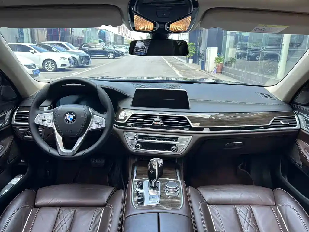 BMW 7 Series — миниатюра 4