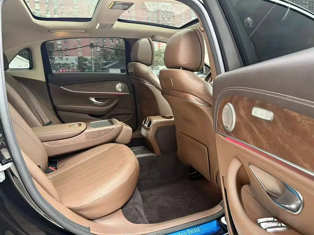 Mercedes-Benz E-Class — миниатюра 9