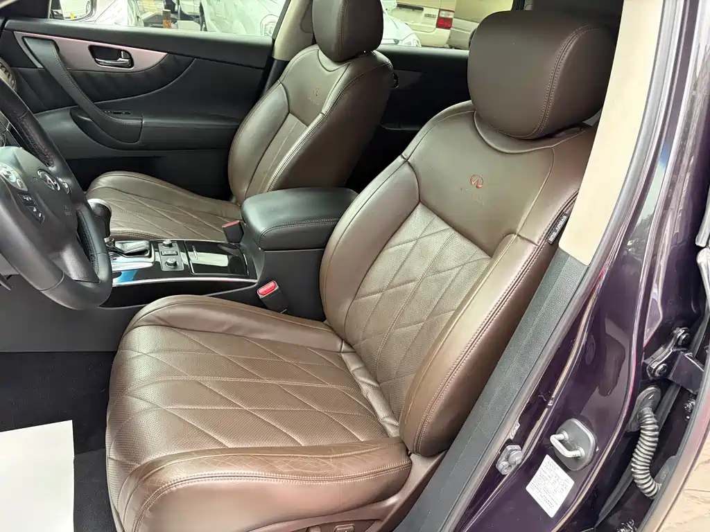 Infiniti QX70 3.7L Standard Edition, фото 10