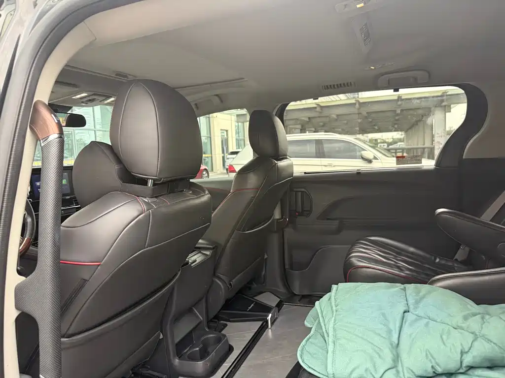 Toyota Sienna — миниатюра 4