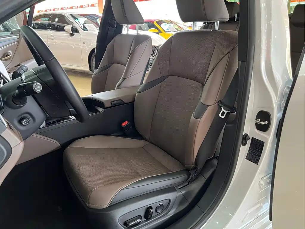 Lexus ES — миниатюра 12