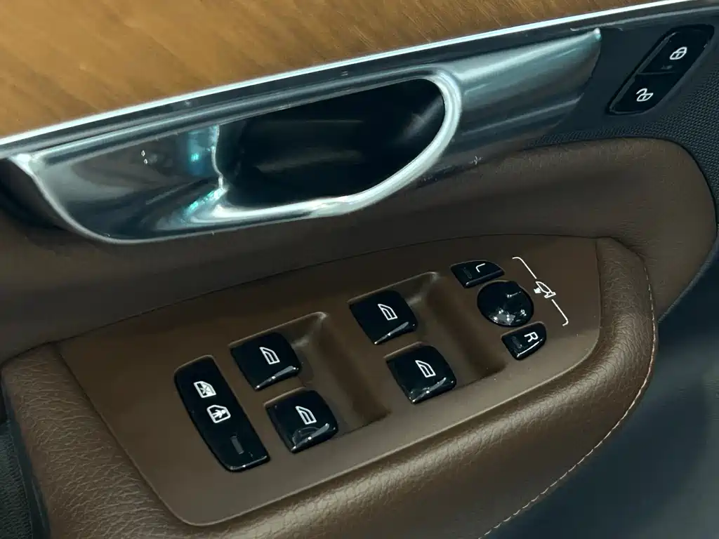 Volvo XC90 — миниатюра 9