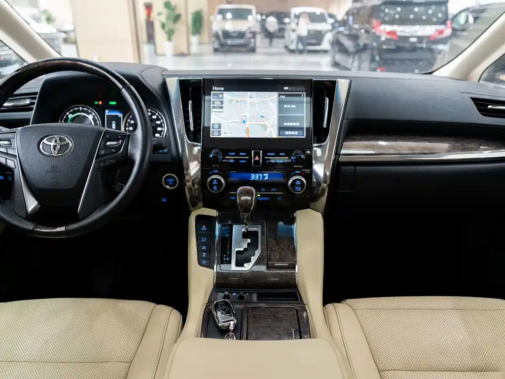 Toyota Alphard — миниатюра 10
