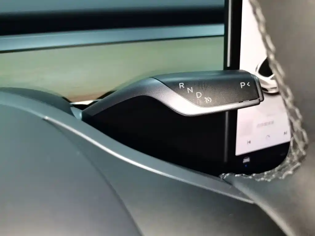 Tesla Model Y — миниатюра 14