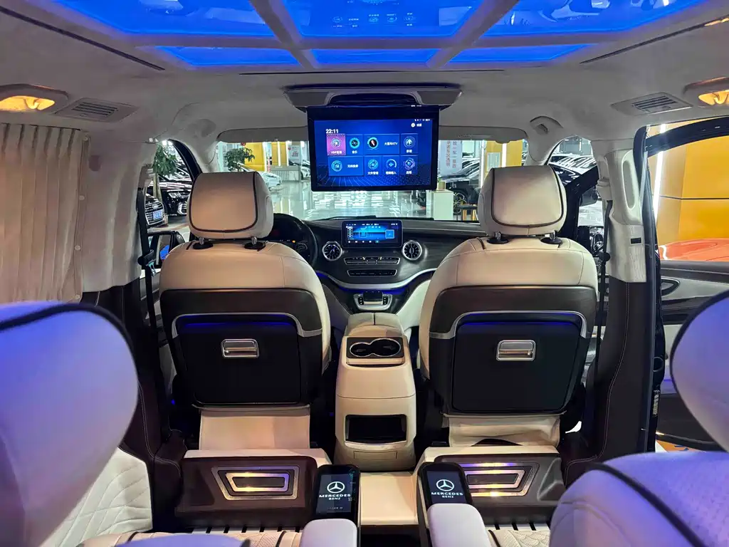 Mercedes-Benz Vito 2023 2.0T Elite 7 мест